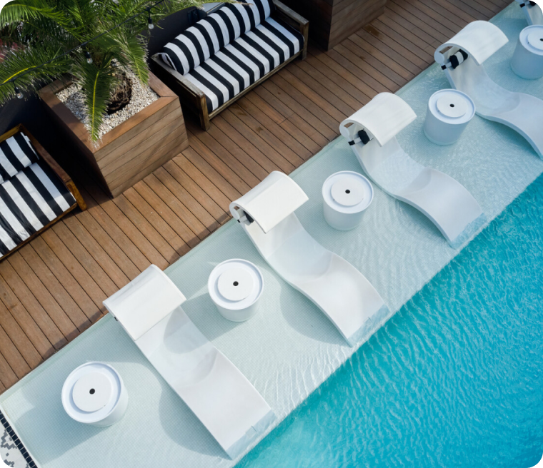 Comodidades na área da piscina do hotel