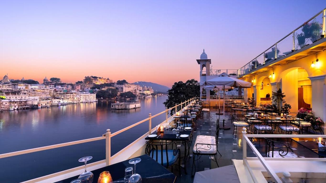 Hotel Sarovar on Lake Pichola