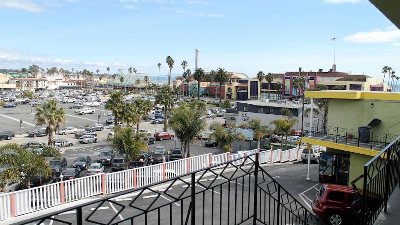Fireside Inn By The Beach Boardwalk & Bowling