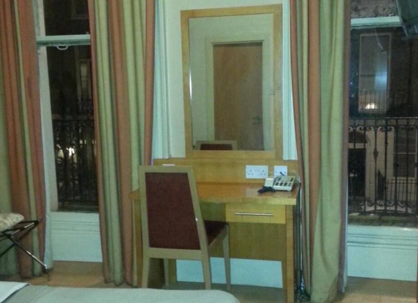 Comodidade do quarto Foto