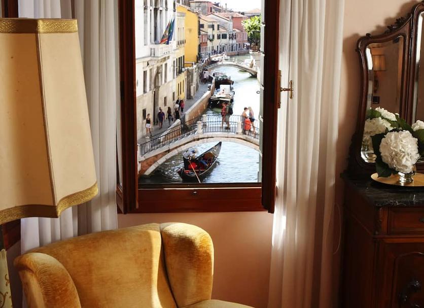 Comodidade do quarto Foto