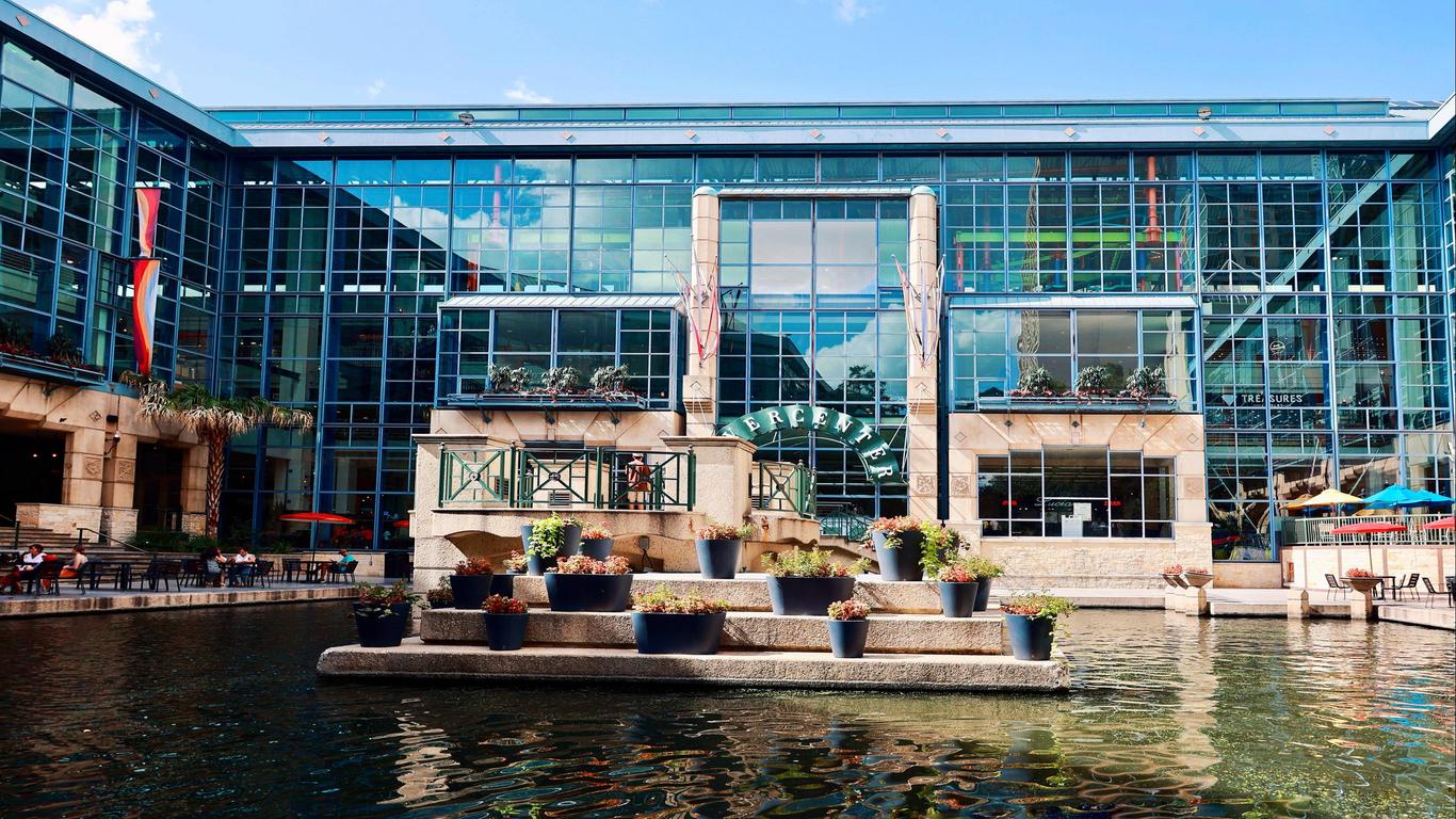 Holiday Inn Express & Suites San Antonio Rivercenter Area
