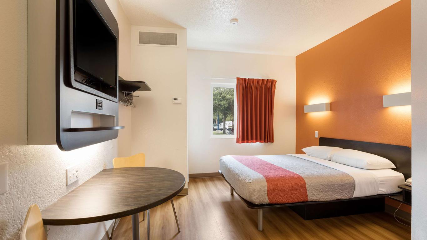 Motel 6 Orlando International Dr