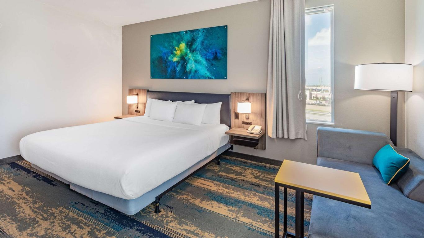 La Quinta Inn & Suites by Wyndham Galveston North at I-45