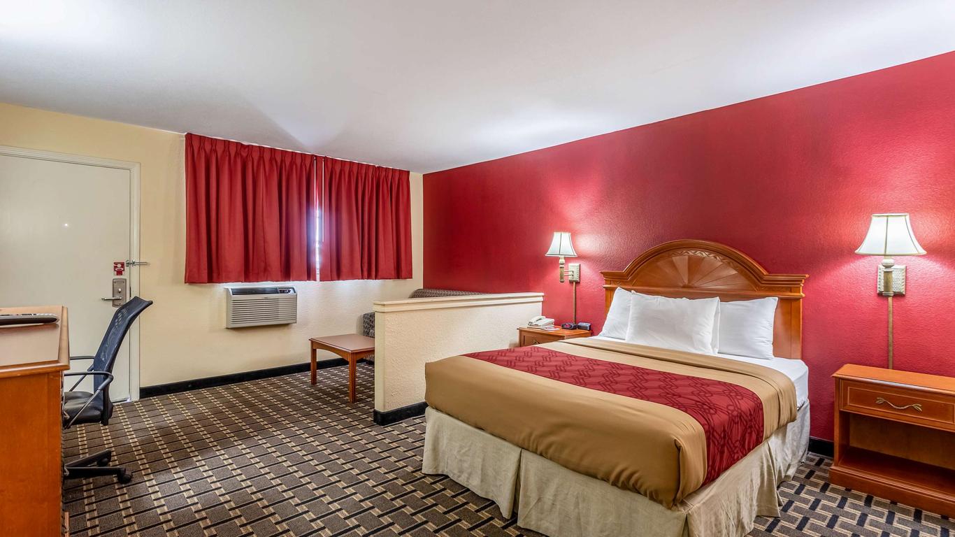 Econo Lodge Inn & Suites