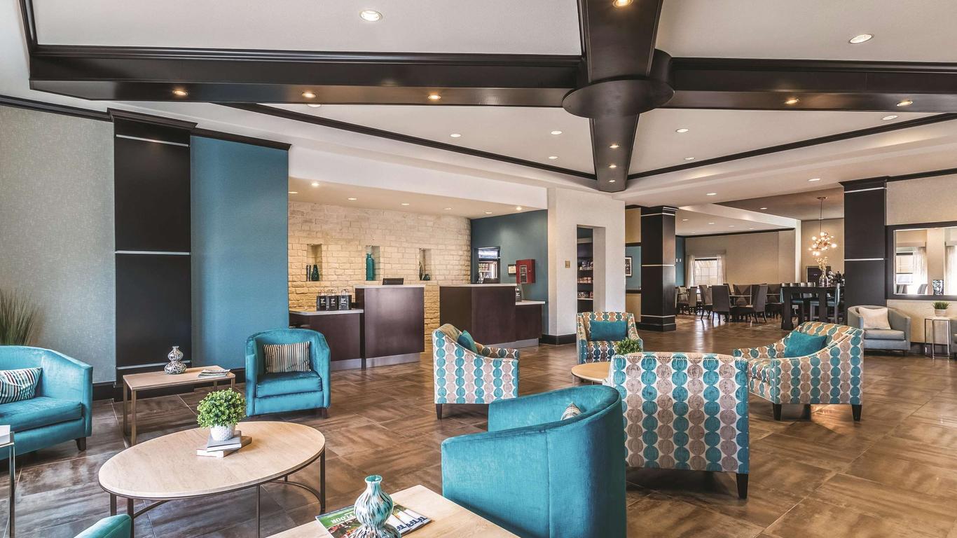 La Quinta Inn & Suites by Wyndham Dallas Grand Prairie South