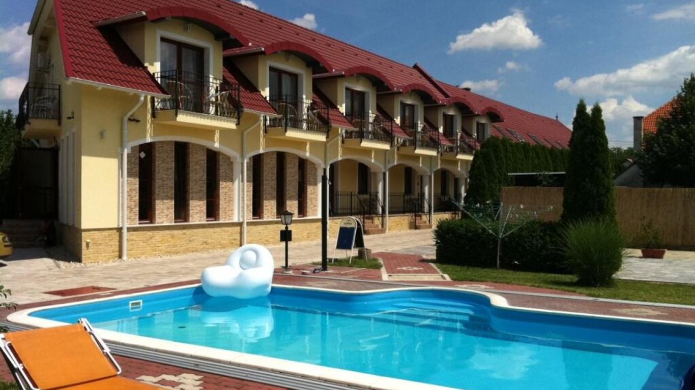 Bajor Panzio Buek-Buekfuerdo, Adults Onl