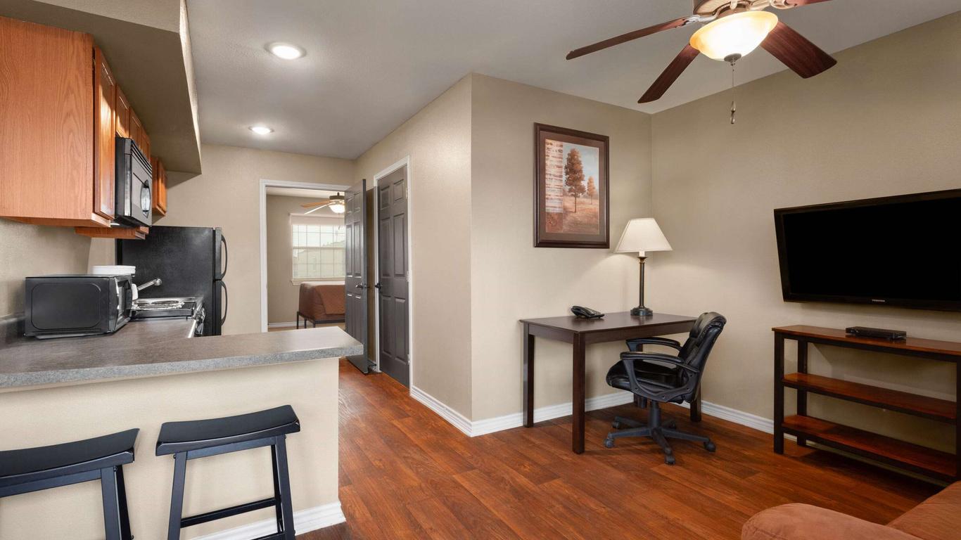 Eagle's Den Suites Cotulla a Travelodge by Wyndham