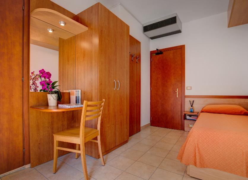 Comodidade do quarto Foto